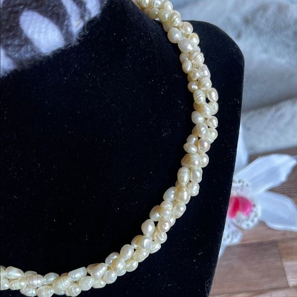 Classic Cream Pearl Necklace - Picture 5 of 6